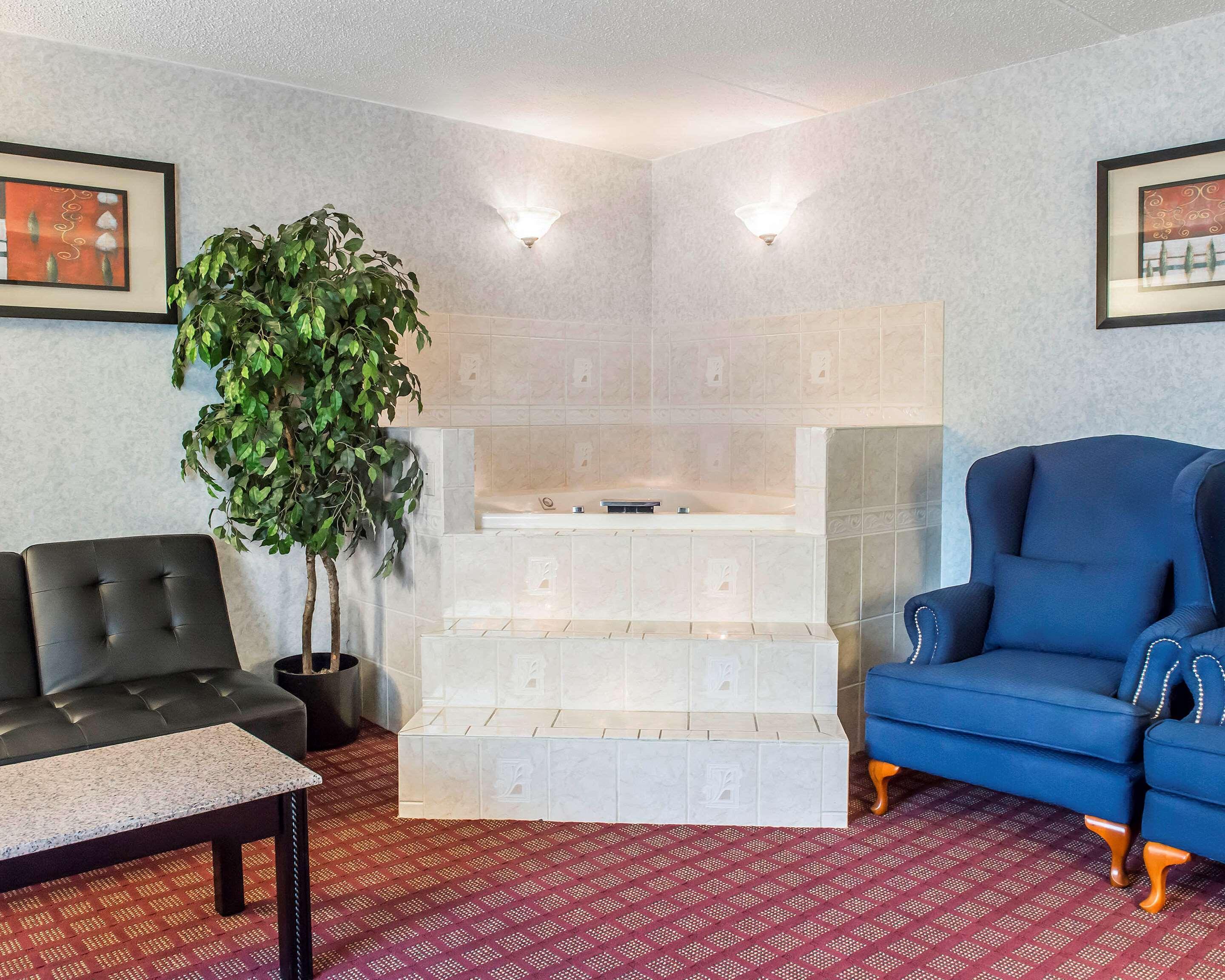 Quality Inn & Suites North Gibsonia Exterior photo