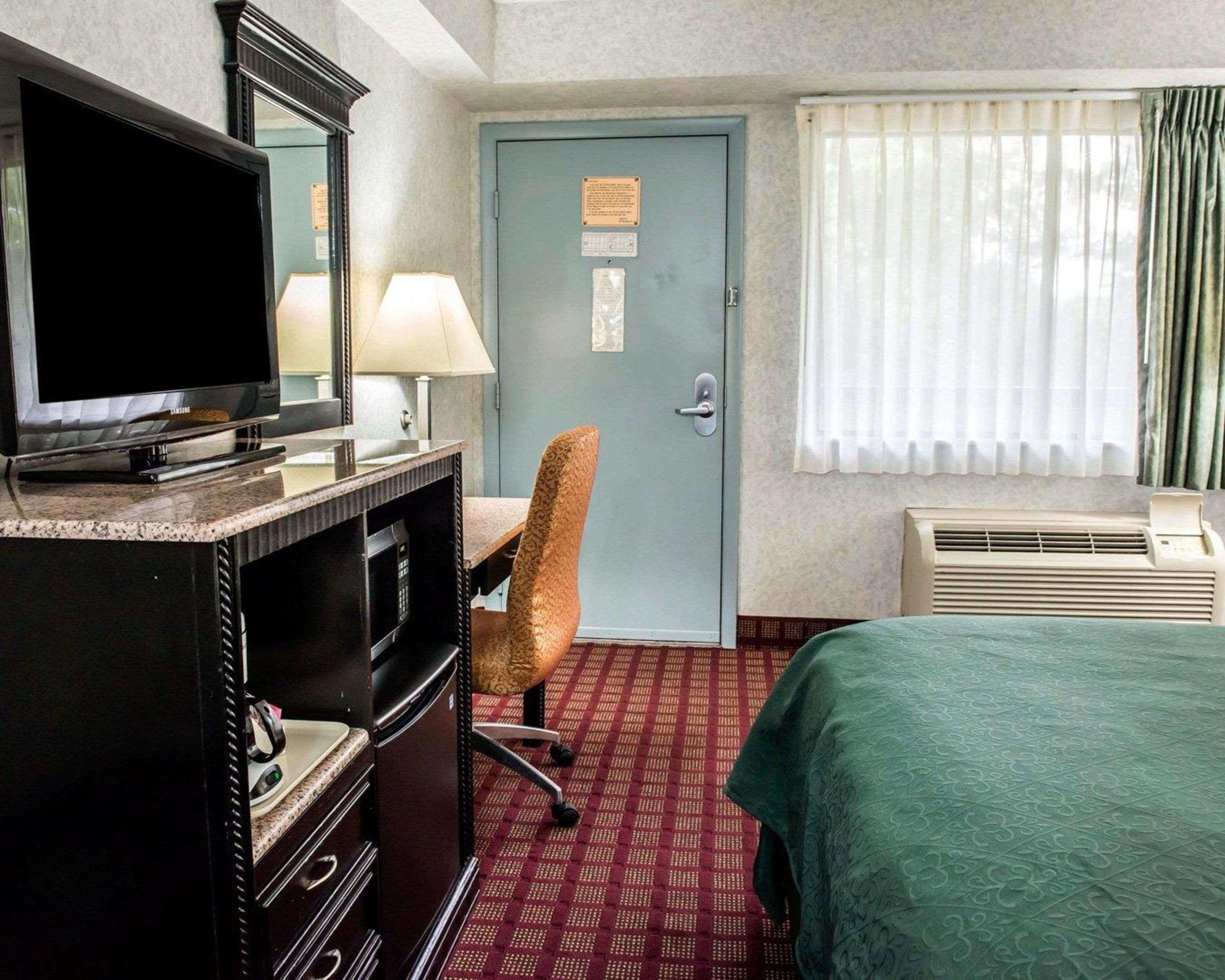 Quality Inn & Suites North Gibsonia Exterior photo